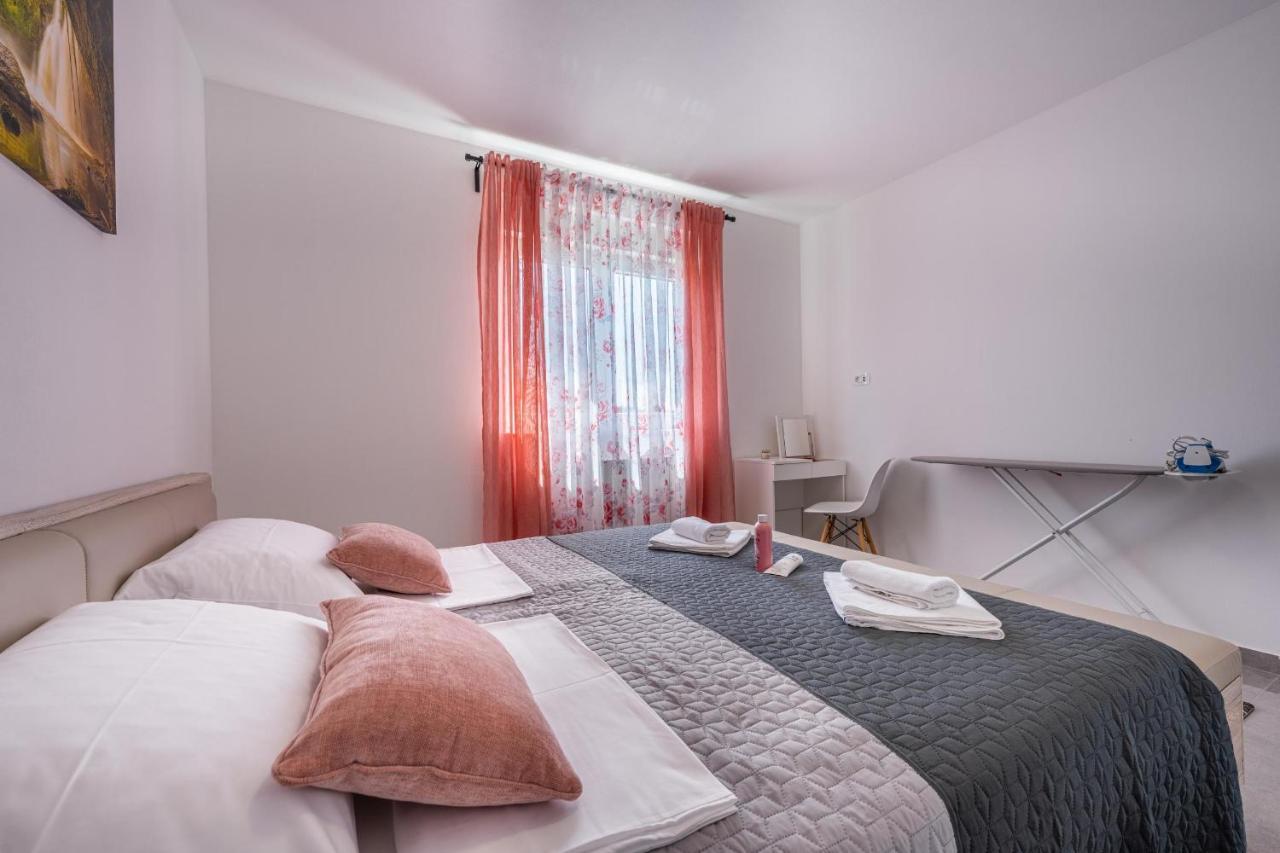 Domus Alba Apartments Pula Bagian luar foto