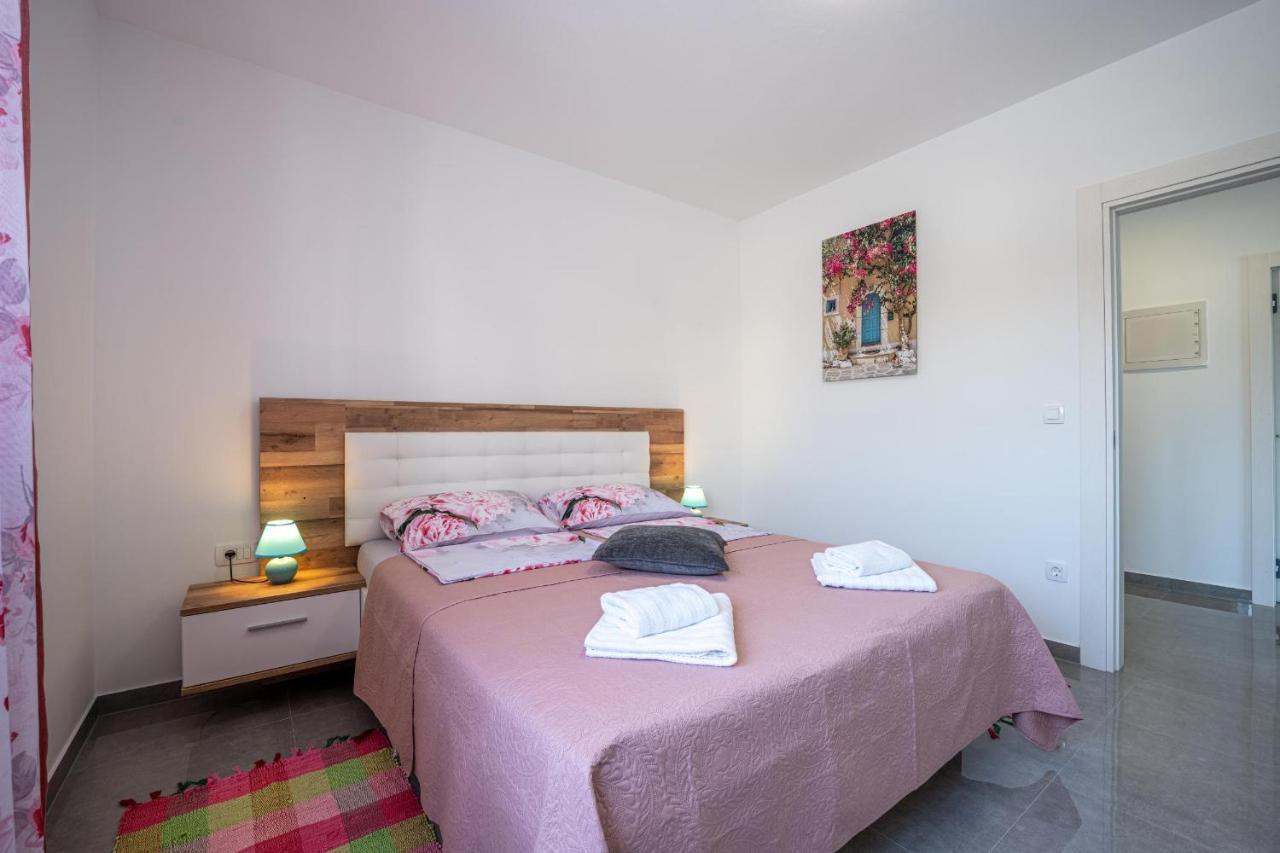 Domus Alba Apartments Pula Bagian luar foto